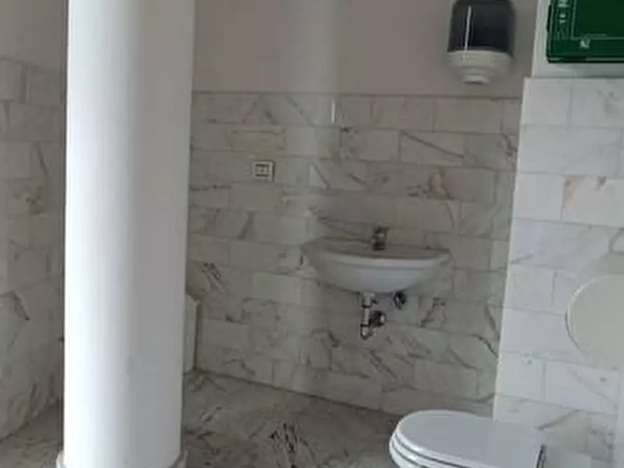 Immagine 20 di Ufficio in affitto  a Massa