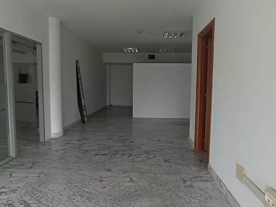 Immagine 28 di Ufficio in affitto  a Massa