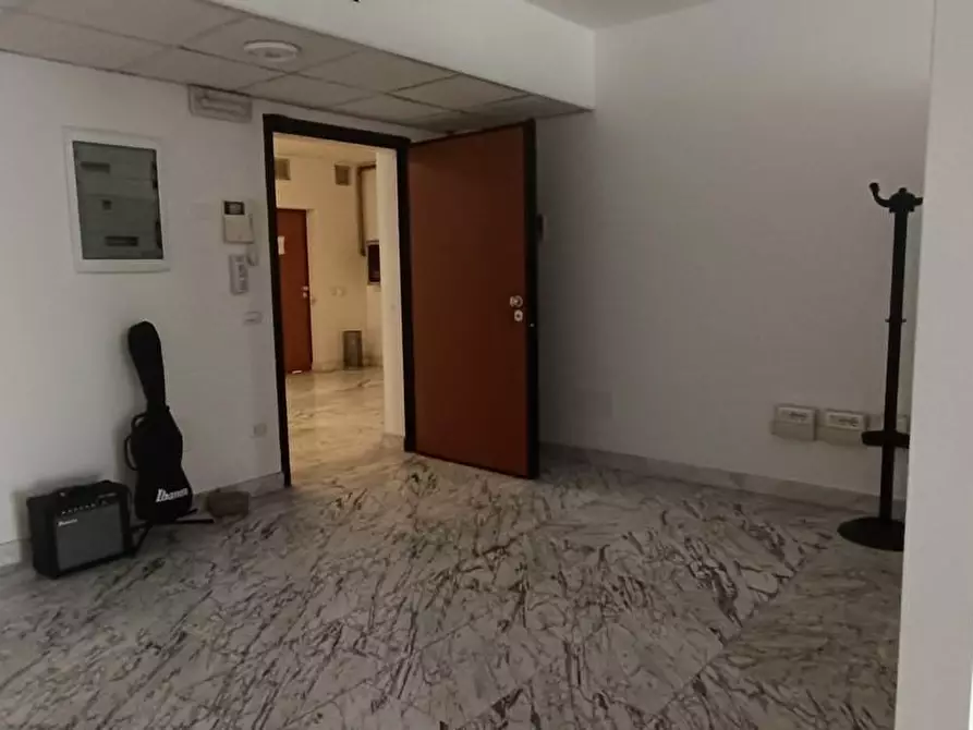Immagine 26 di Ufficio in affitto  a Massa