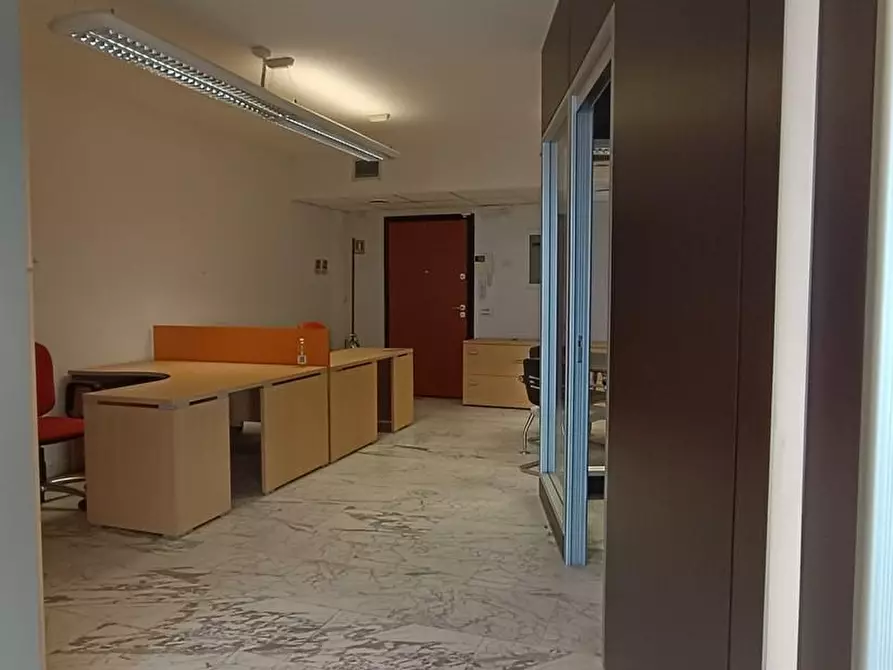 Immagine 25 di Ufficio in affitto  a Massa