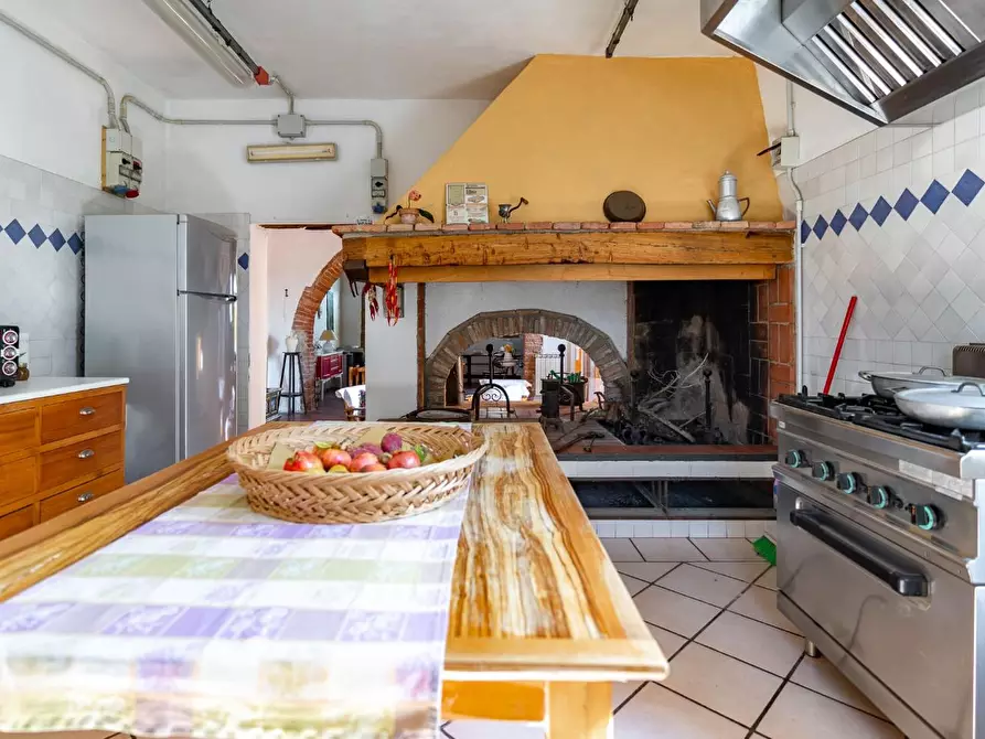 Immagine 25 di Casa colonica in vendita  a Vinci