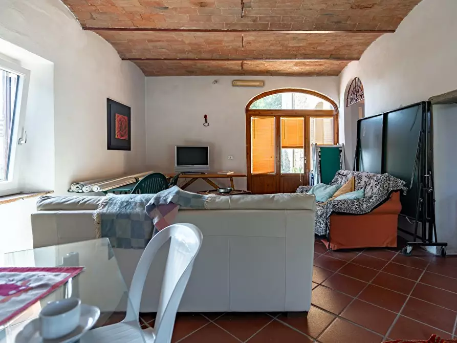 Immagine 23 di Casa colonica in vendita  a Vinci
