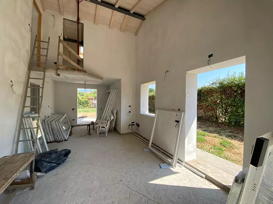 Immagine 19 di Villa in vendita  a Capannori