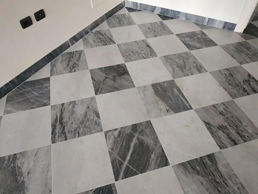 Immagine 3 di Negozio in affitto  a Lucca