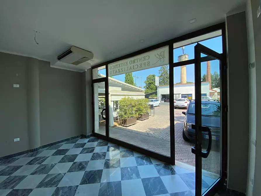 Immagine 2 di Negozio in affitto  a Lucca