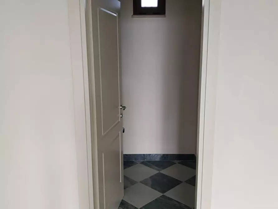 Immagine 4 di Negozio in affitto  a Lucca