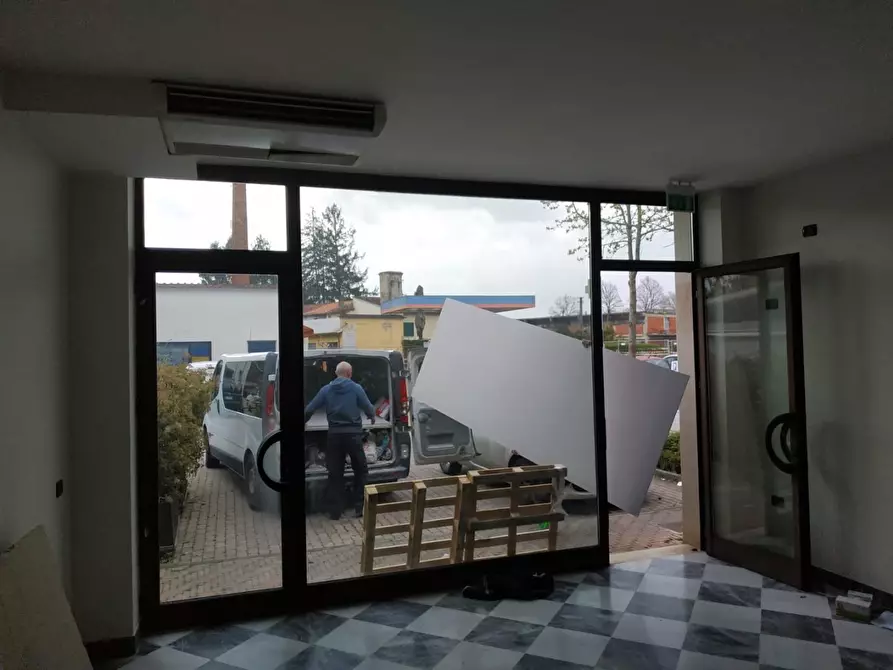 Immagine 6 di Negozio in affitto  a Lucca