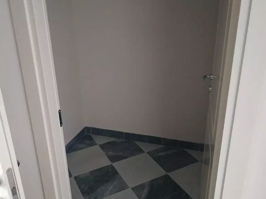 Immagine 5 di Negozio in affitto  a Lucca