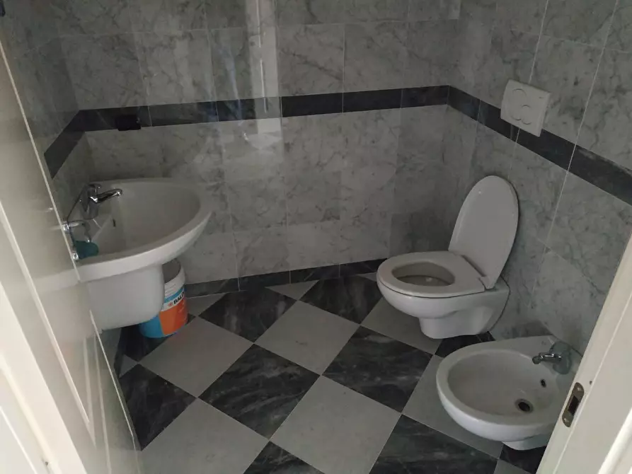 Immagine 8 di Negozio in affitto  a Lucca