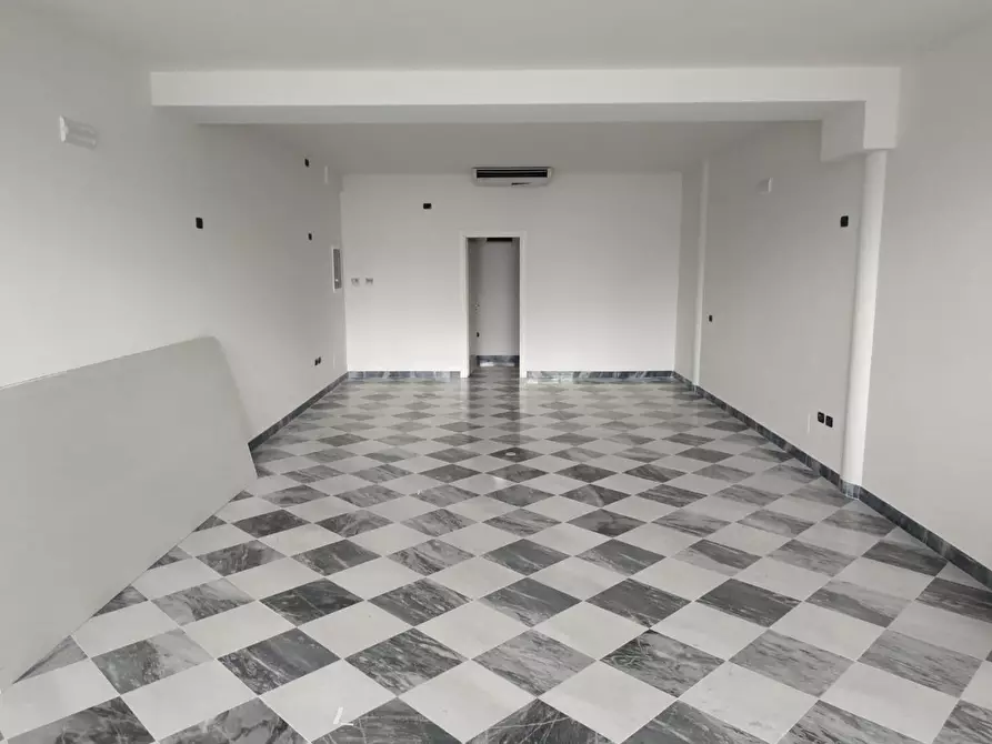 Immagine 9 di Negozio in affitto  a Lucca