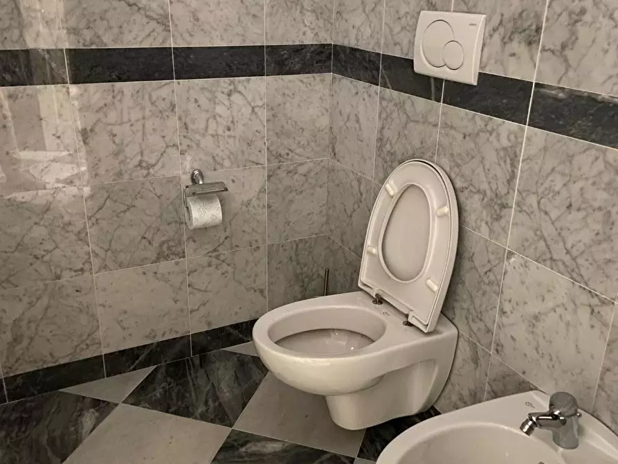 Immagine 7 di Negozio in affitto  a Lucca