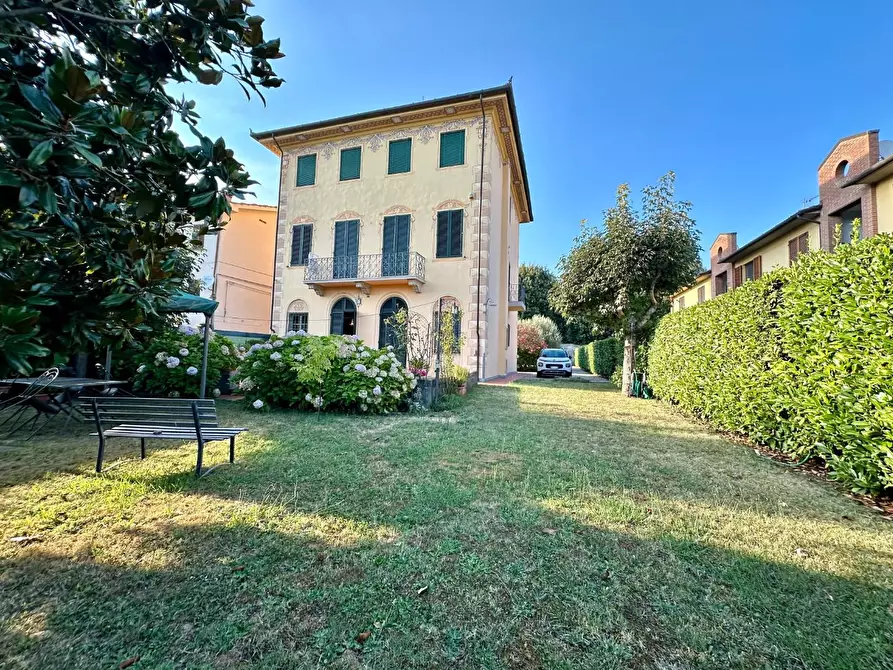 Immagine 2 di Villa in vendita  a Capannori