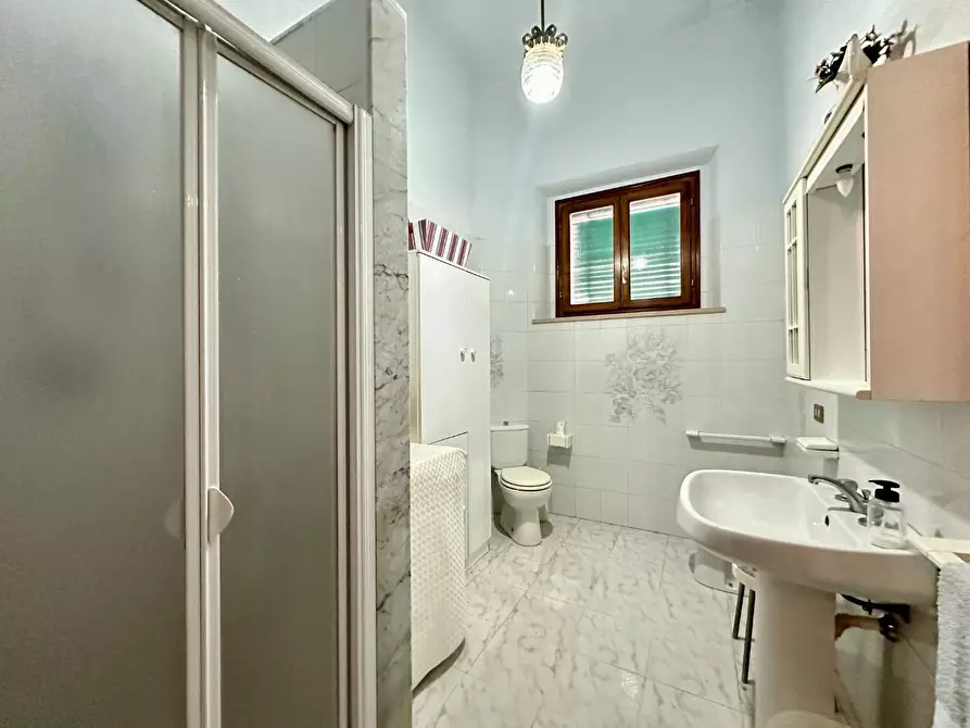 Immagine 10 di Villa in vendita  a Capannori