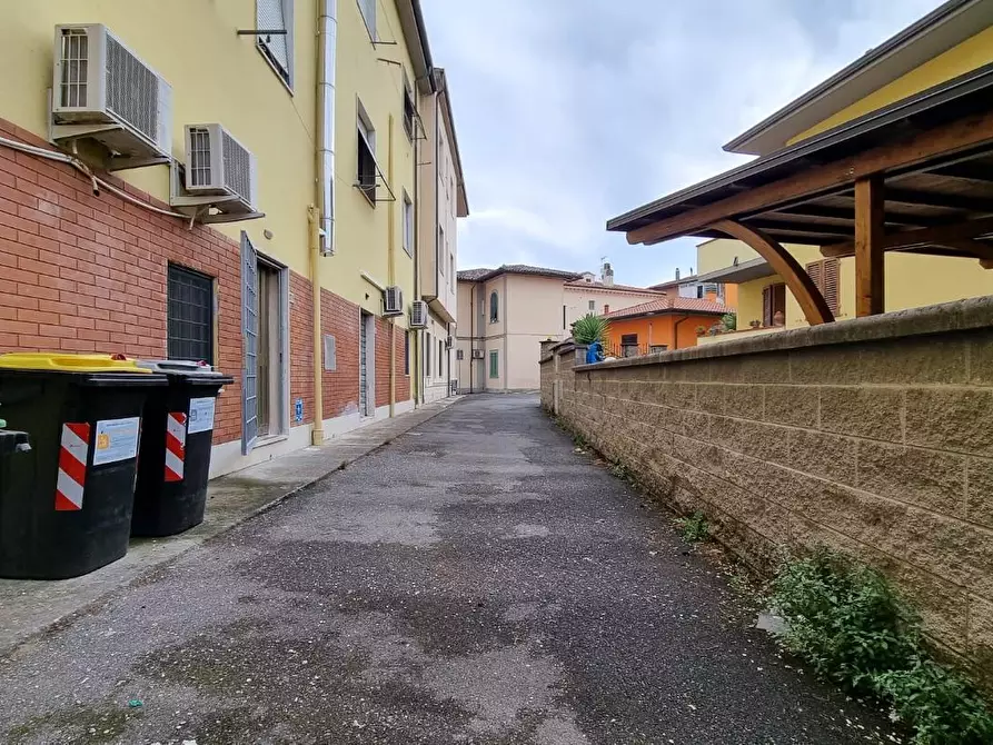 Immagine 22 di Locale commerciale in vendita  a Collesalvetti