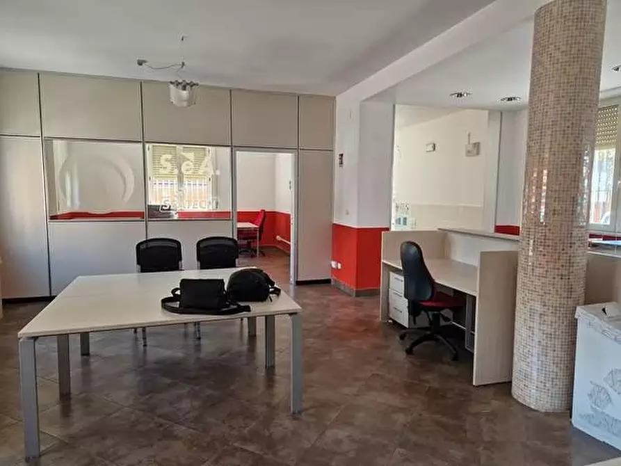 Immagine 3 di Ufficio in affitto  a Livorno