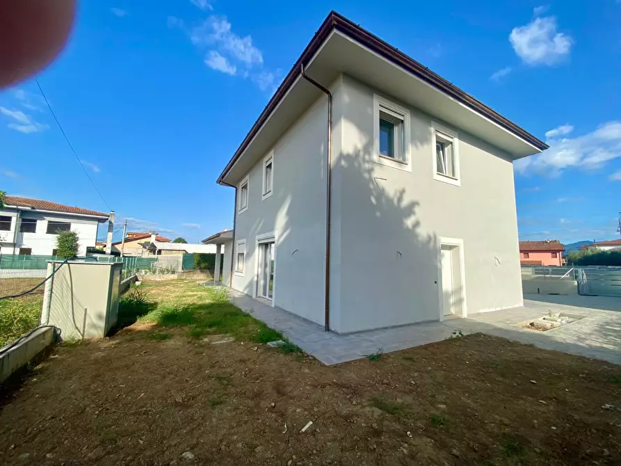Immagine 3 di Villa in vendita  a Capannori