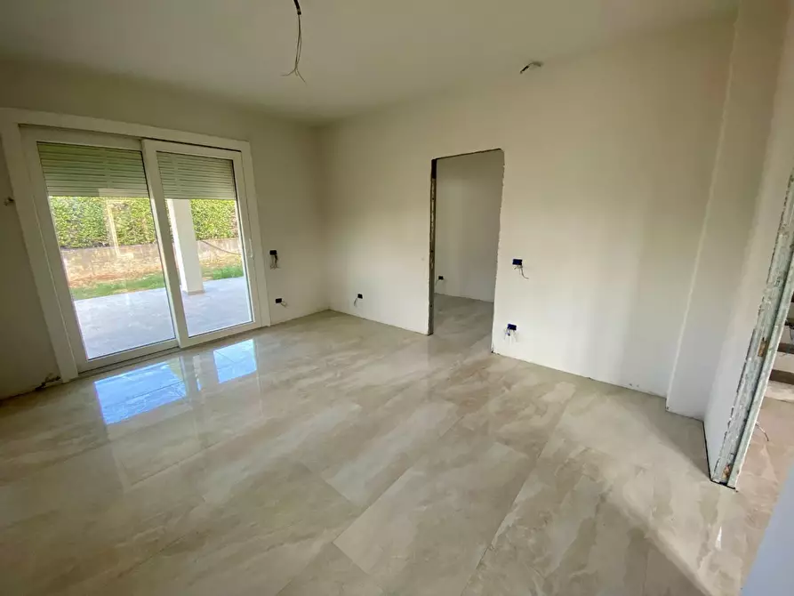 Immagine 13 di Villa in vendita  a Capannori