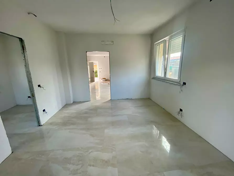 Immagine 11 di Villa in vendita  a Capannori