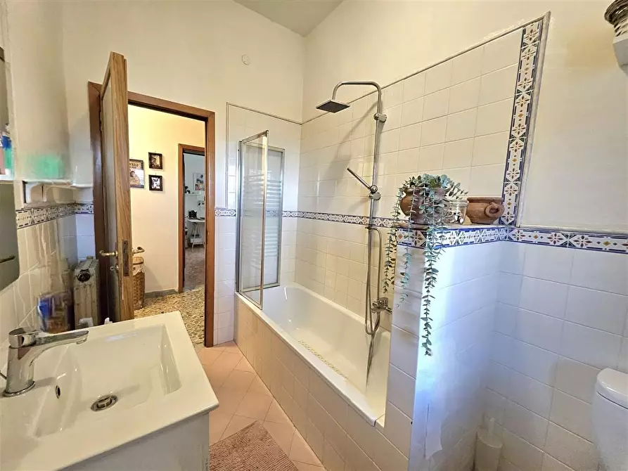 Immagine 8 di Porzione di casa in vendita  a Massa