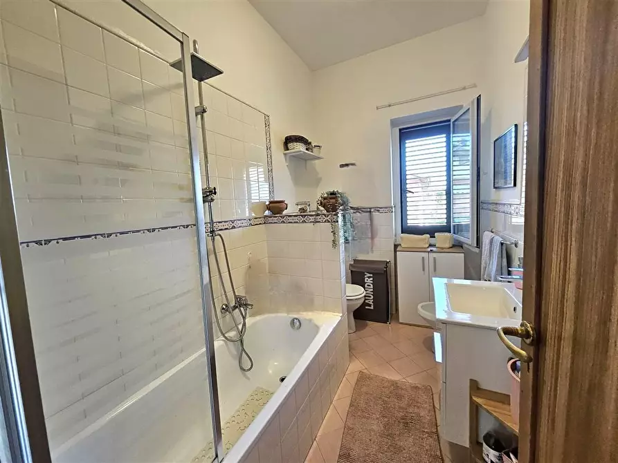 Immagine 7 di Porzione di casa in vendita  a Massa