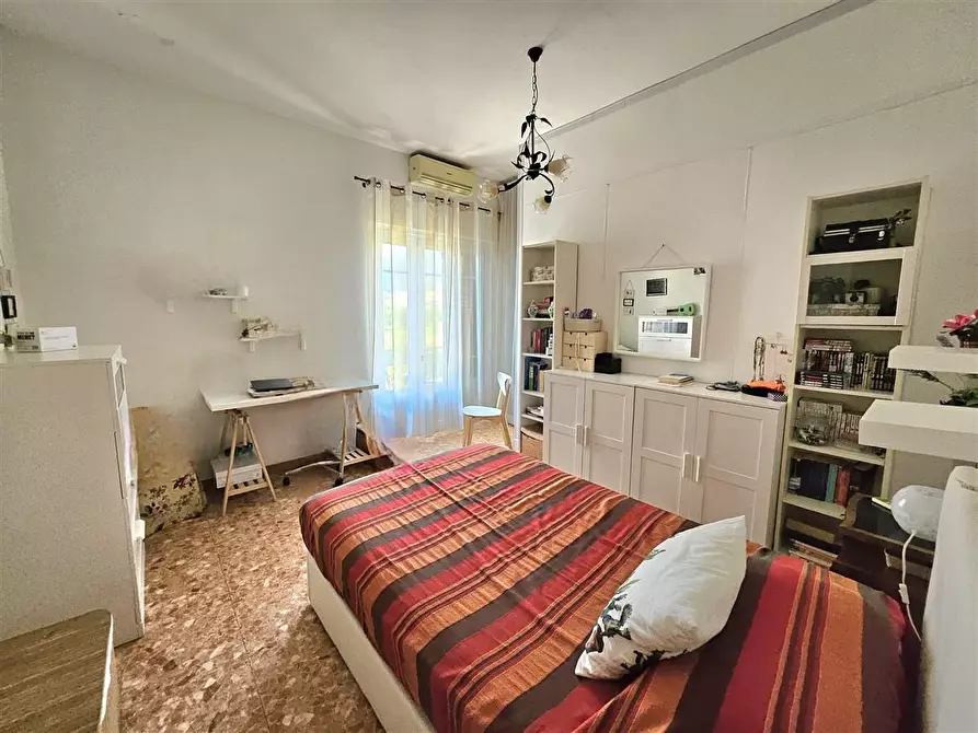 Immagine 11 di Porzione di casa in vendita  a Massa