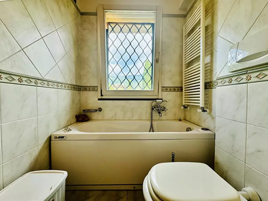 Immagine 25 di Casa indipendente in vendita  a Massa