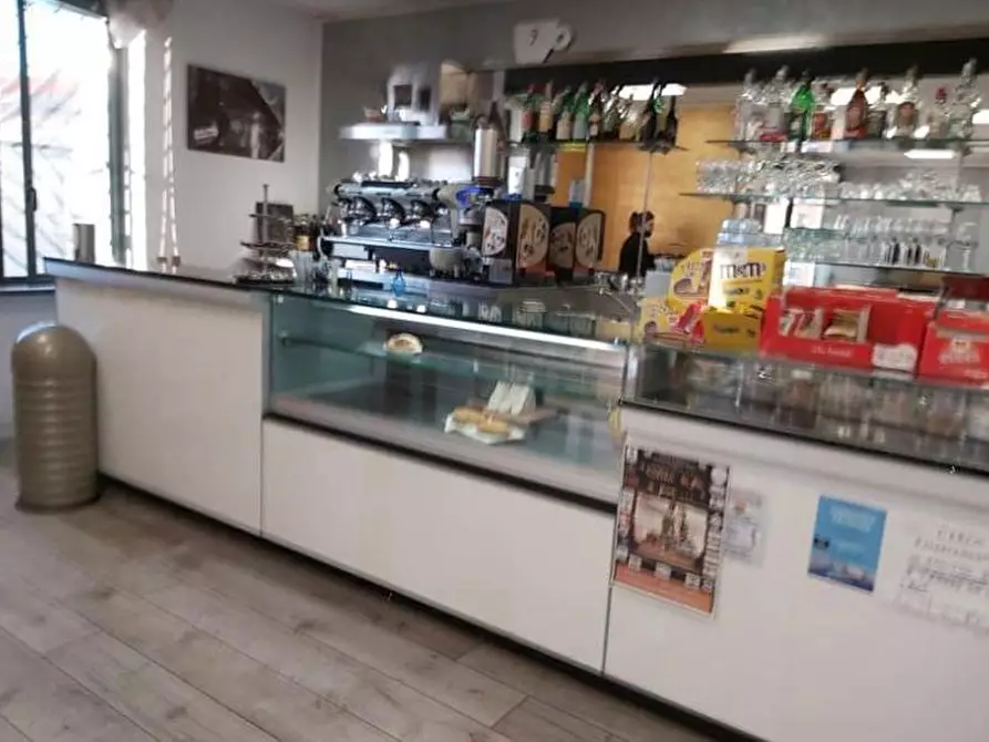 Immagine 2 di Locale commerciale in affitto  a San Giuliano Terme