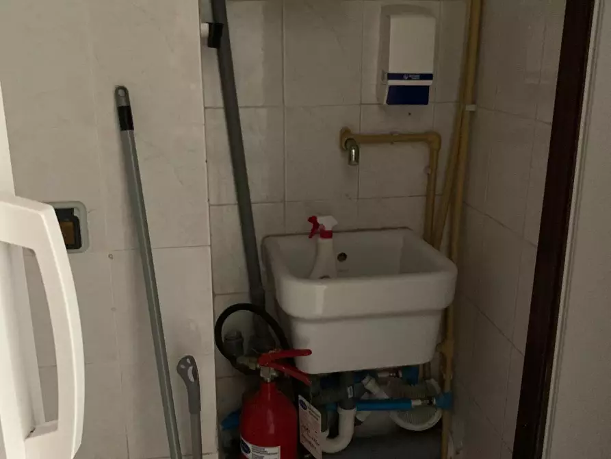 Immagine 11 di Locale commerciale in vendita  a Pisa