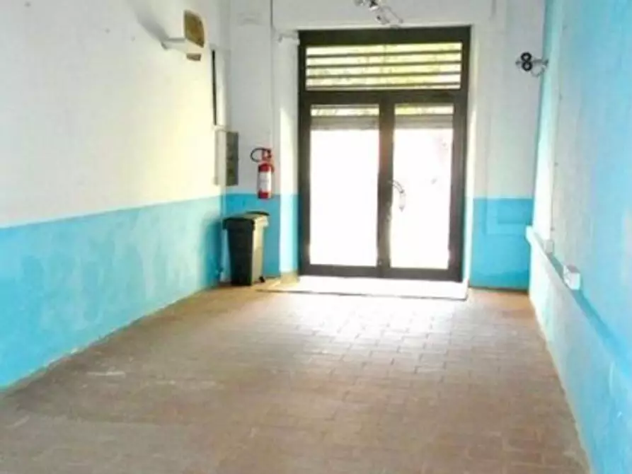 Immagine 18 di Locale commerciale in vendita  a Pisa