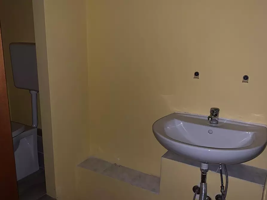 Immagine 12 di Locale commerciale in vendita  a Pisa