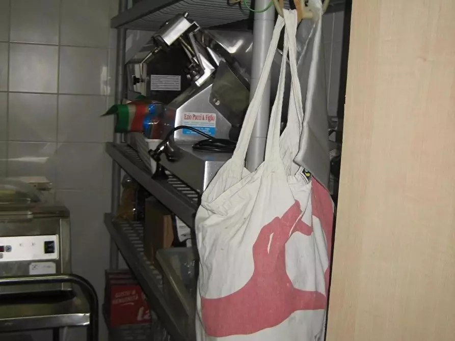 Immagine 7 di Locale commerciale in vendita  a Pisa