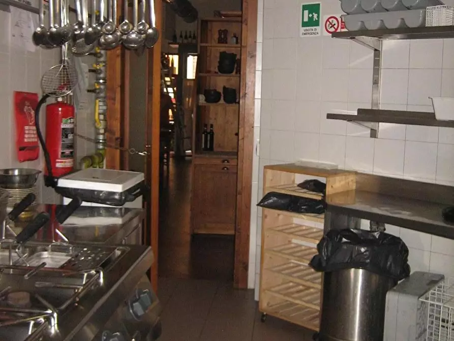 Immagine 4 di Locale commerciale in vendita  a Pisa