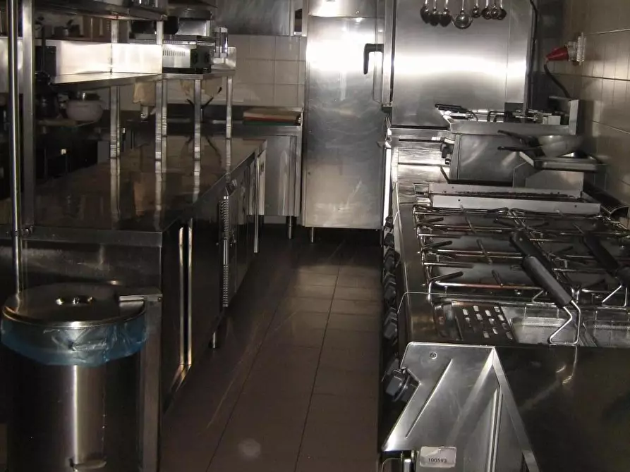 Immagine 5 di Locale commerciale in vendita  a Pisa