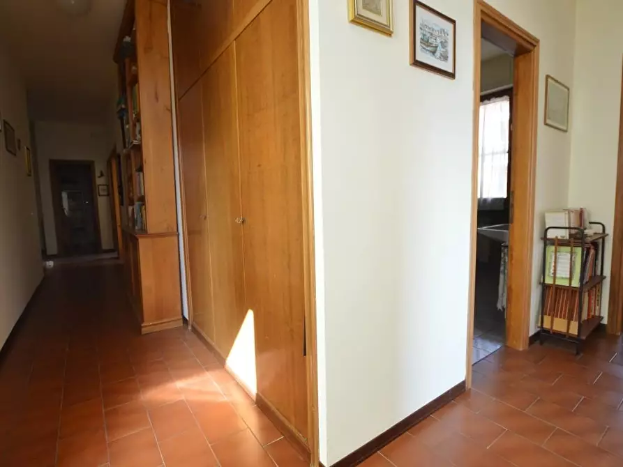 Immagine 13 di Appartamento in vendita  a Lucca