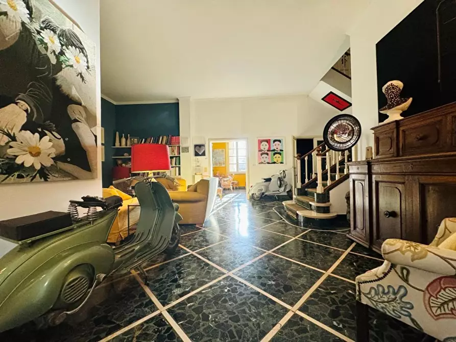 Immagine 60 di Villa in vendita  a Viareggio