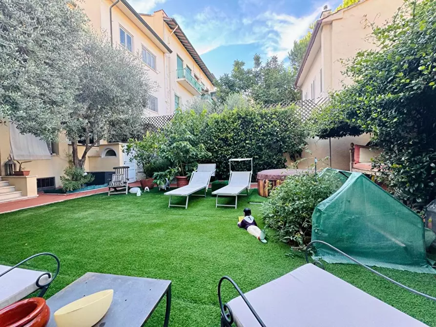 Immagine 25 di Villa in vendita  a Viareggio