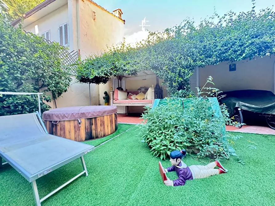 Immagine 52 di Villa in vendita  a Viareggio