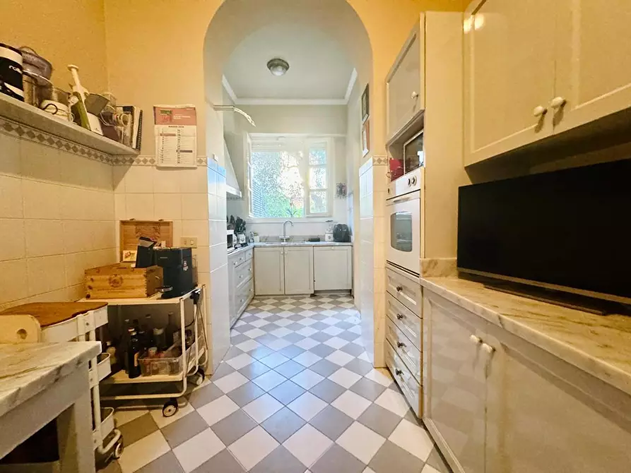 Immagine 21 di Villa in vendita  a Viareggio