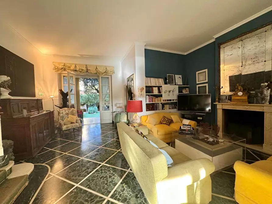 Immagine 9 di Villa in vendita  a Viareggio