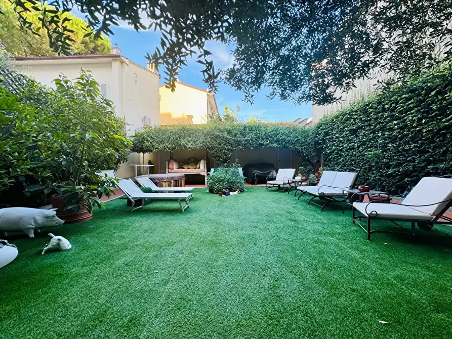 Immagine 51 di Villa in vendita  a Viareggio