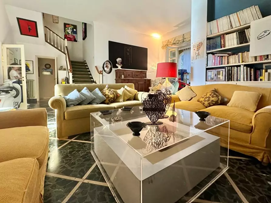 Immagine 3 di Villa in vendita  a Viareggio