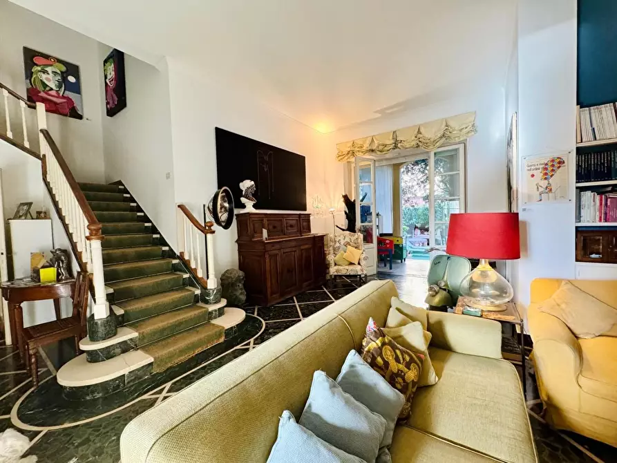 Immagine 4 di Villa in vendita  a Viareggio