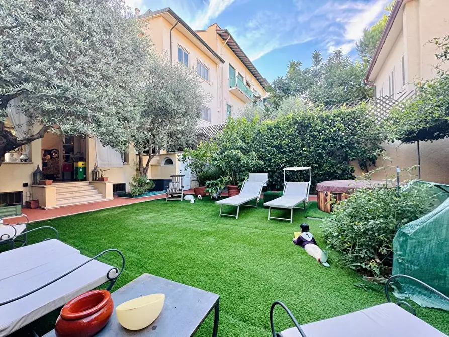 Immagine 2 di Villa in vendita  a Viareggio