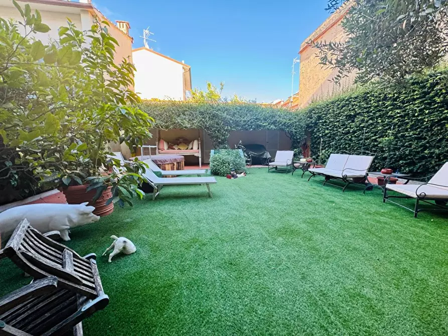 Immagine 50 di Villa in vendita  a Viareggio