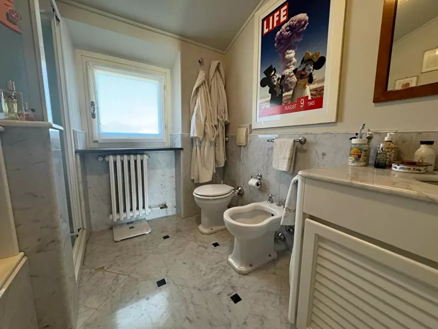 Immagine 39 di Villa in vendita  a Viareggio