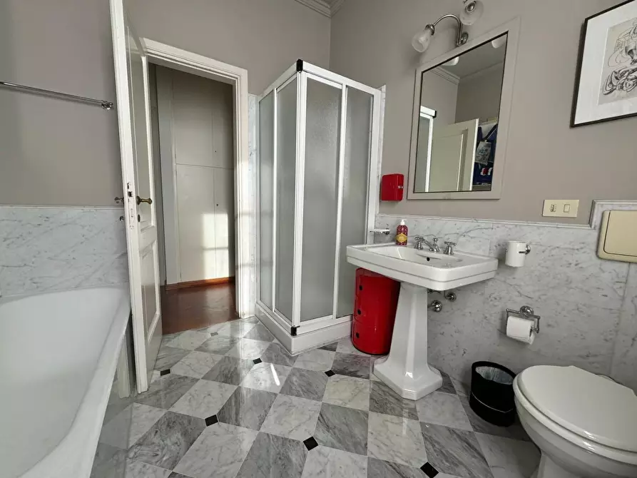 Immagine 36 di Villa in vendita  a Viareggio