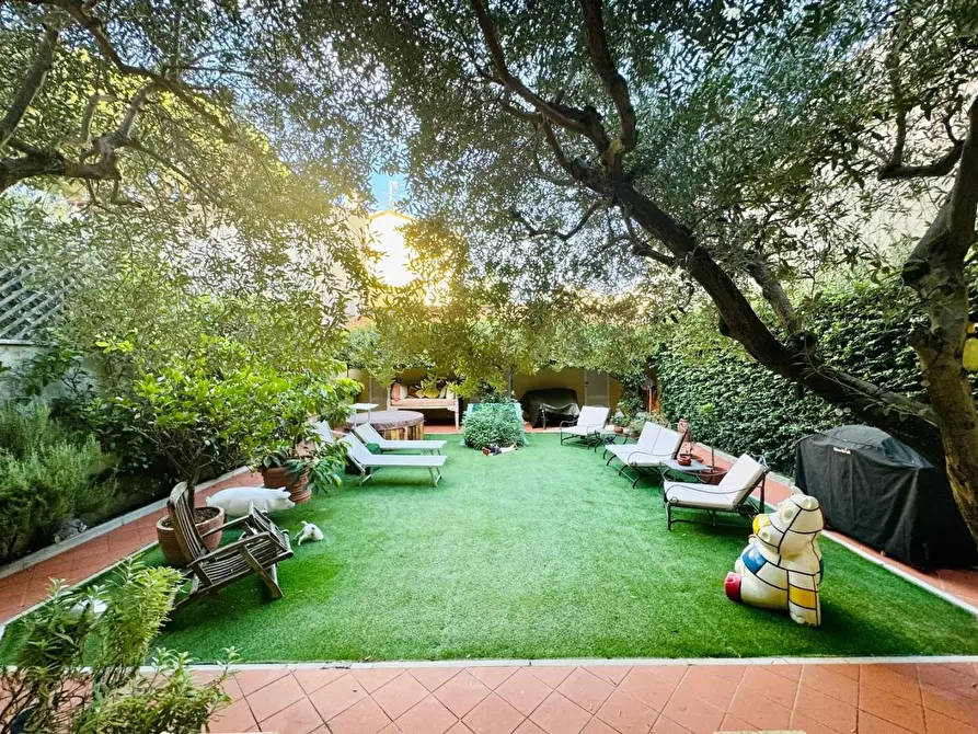 Immagine 24 di Villa in vendita  a Viareggio