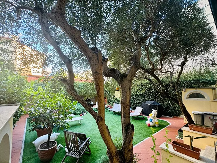 Immagine 49 di Villa in vendita  a Viareggio