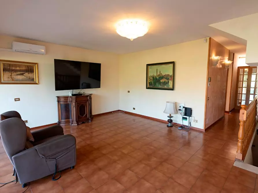 Immagine 2 di Porzione di casa in vendita  a Ortonovo