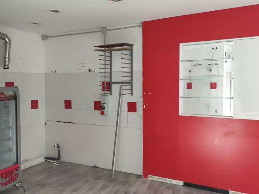 Immagine 7 di Locale commerciale in affitto  a Livorno